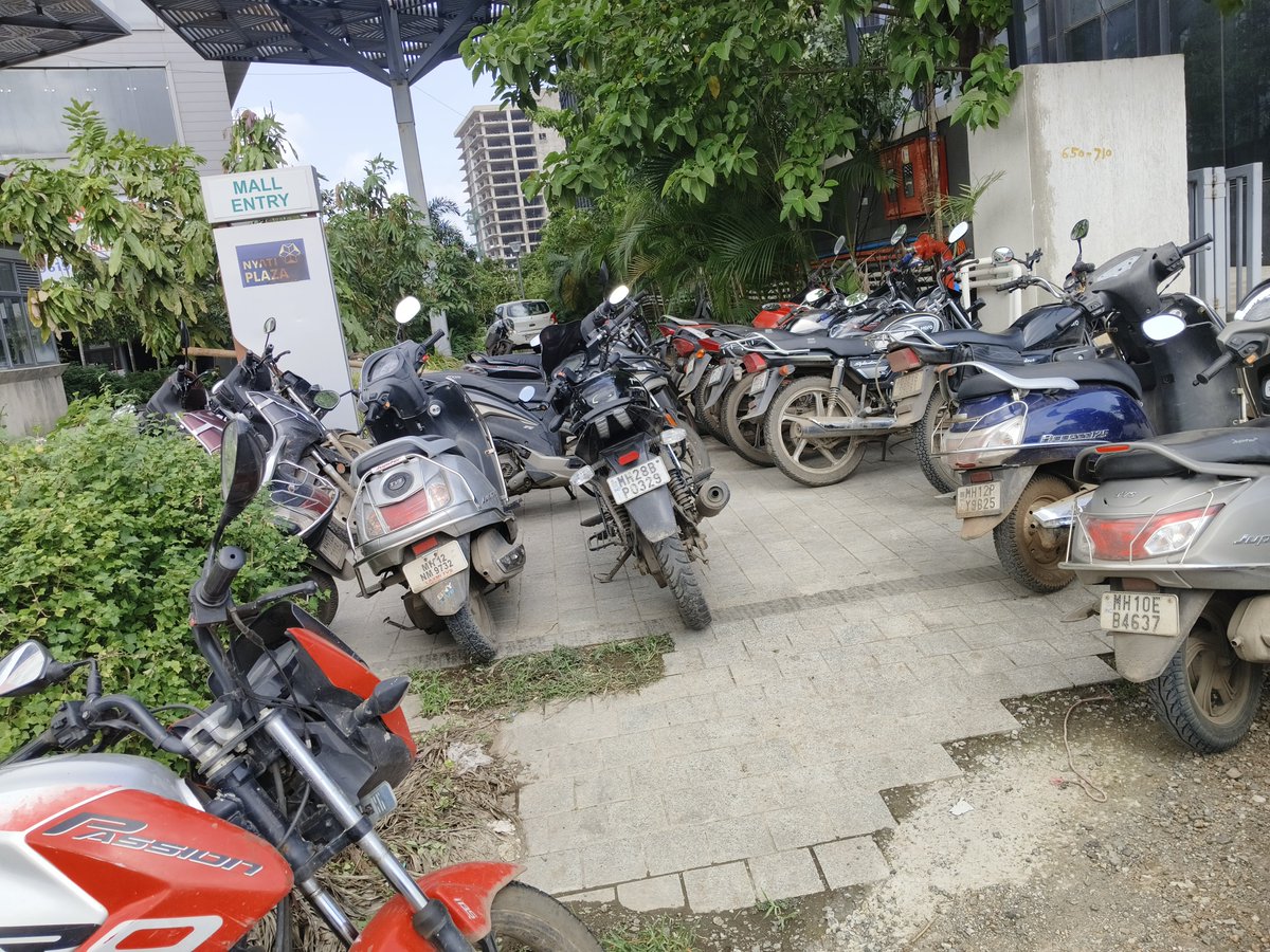 Be_BraveN1's tweet photo. @ThePuneMirror @PuneCityPolice @CPPuneCity Sir Is it allowed to park vehicles on the footpath where pedestrians are supposed walk.
This is at NYATI PLAZA Kharadi.
Requesting you to look into this. https://t.co/944m48yWy3