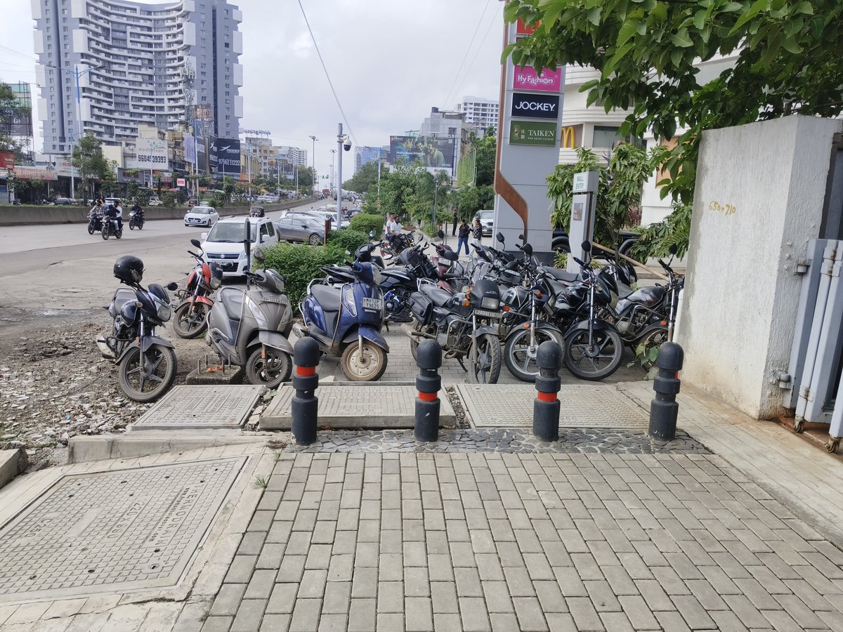Be_BraveN1's tweet photo. @ThePuneMirror @PuneCityPolice @CPPuneCity Sir Is it allowed to park vehicles on the footpath where pedestrians are supposed walk.
This is at NYATI PLAZA Kharadi.
Requesting you to look into this. https://t.co/944m48yWy3