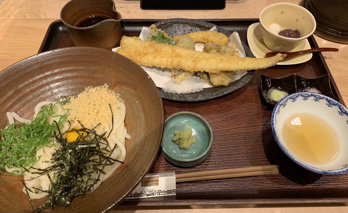 Arche_Archeion's tweet photo. 【倉敷うどん ぶっかけ庵ふるいち】
✨穴子の天ぷら盛り合わせ ぶっかけうどん(冷)

揚げたて天ぷらと食べ応えある冷やうどんを同時に食べたかった！
特大穴子を筆頭に、茄子、かぼちゃ、舞茸、大葉の人気野菜たち。茄子も舞茸も肉厚で大変よかった。
おろし天つゆと2種類の塩でいただきました。 https://t.co/4Q38wYFU5y