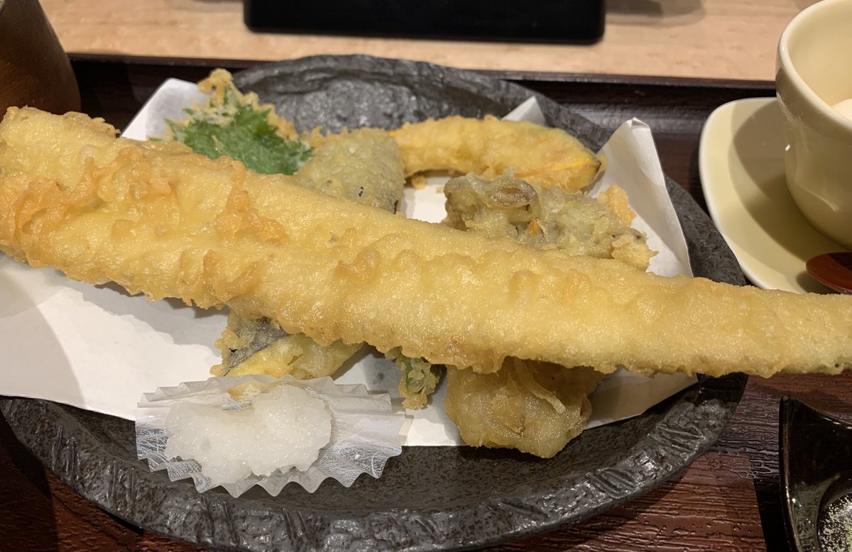 Arche_Archeion's tweet photo. 【倉敷うどん ぶっかけ庵ふるいち】
✨穴子の天ぷら盛り合わせ ぶっかけうどん(冷)

揚げたて天ぷらと食べ応えある冷やうどんを同時に食べたかった！
特大穴子を筆頭に、茄子、かぼちゃ、舞茸、大葉の人気野菜たち。茄子も舞茸も肉厚で大変よかった。
おろし天つゆと2種類の塩でいただきました。 https://t.co/4Q38wYFU5y