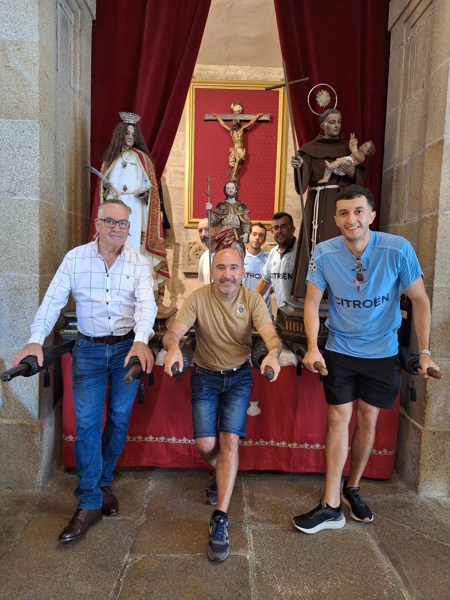 AngelRoConde's tweet photo. En Padrón temos a nosa propia forma de celebrar o Día de Galicia: a Romaría do Santiaguiño do Monte e a procesión do santo "Parrandeiro". Gocemos do día coa nosa xente e sintámonos orgullosos do pobo que somos, dos nosos valores, do noso idioma e da nosa cultura. Viva Galicia! https://t.co/d5HuFmuUVn