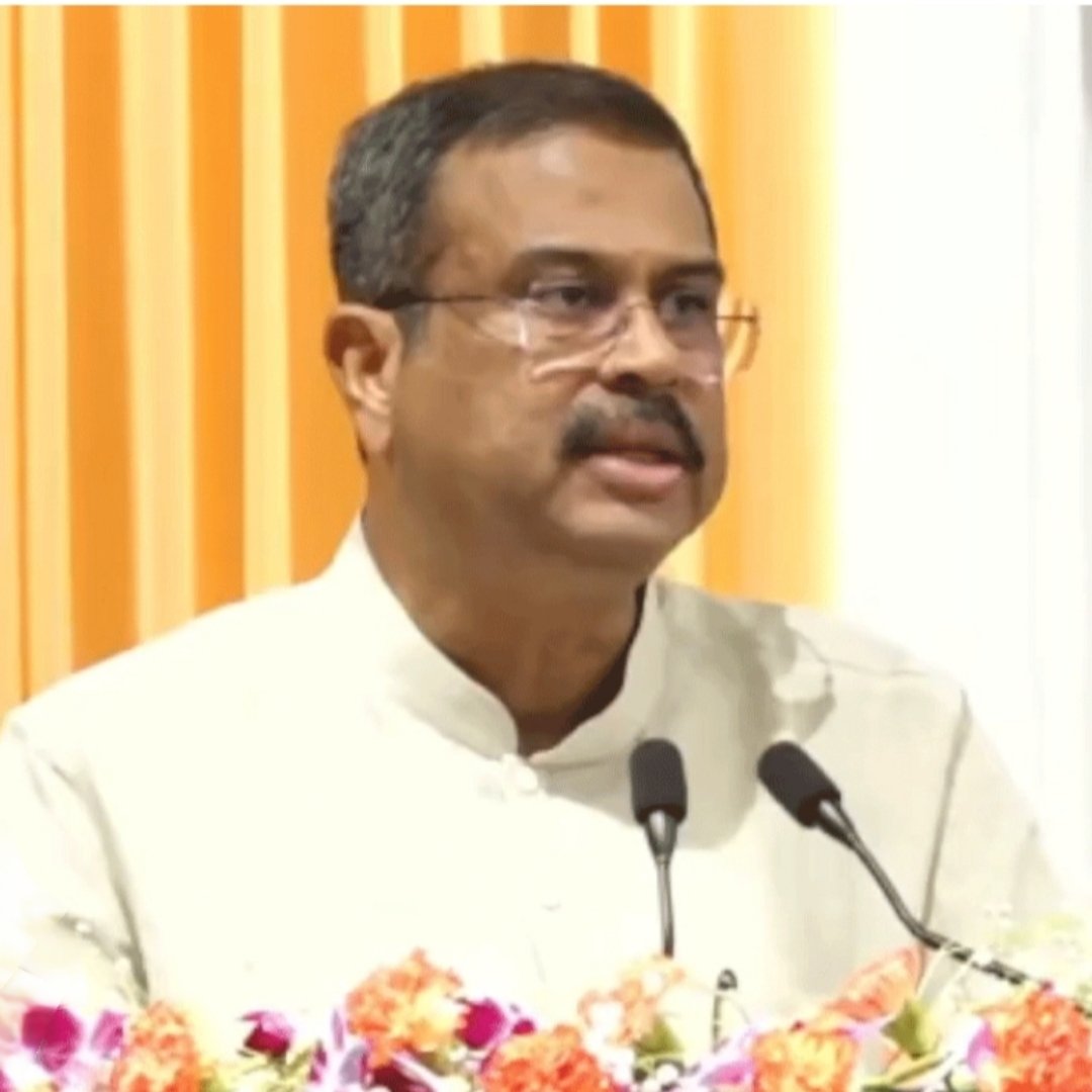 PKVarmaRanchi's tweet photo. धर्मेंद्र प्रधान जी का शिक्षा मंत्री के रूप में कार्यकाल केवल एक प्रशासनिक दायित्व नहीं, बल्कि शिक्षा के माध्यम से राष्ट्र निर्माण की उनकी दूरदर्शी सोच का सशक्त प्रतिबिंब रहा। छात्र आंदोलनों से जुड़ी उनकी पृष्ठभूमि ने उन्हें युवाओं की आकांक्षाओं, चुनौतियों और सपनों को निकटता से समझने का अवसर दिया। यही अनुभव उनके नेतृत्व की सबसे बड़ी शक्ति बना और शिक्षा के प्रति उनके दृष्टिकोण को संवेदनशील, समावेशी तथा भविष्यदृष्टा बनाया।

उन्होंने सदैव शिक्षा को विकसित भारत की आधारशिला माना और नई शिक्षा नीति सहित अनेक महत्वपूर्ण पहलों के माध्यम से शिक्षा व्यवस्था को अधिक समावेशी, गुणवत्तापूर्ण, कौशल-आधारित और भविष्य के अनुरूप बनाने का निरंतर प्रयास किया। उनके नेतृत्व में शिक्षा पर राष्ट्रीय स्तर पर सार्थक विमर्श को नई दिशा और गति मिली।

आज जब वे शिक्षा मंत्री के पद से विदा ले रहे हैं, तब राष्ट्र उनके योगदान, समर्पण और दूरदर्शी नेतृत्व के प्रति कृतज्ञता व्यक्त करता है।

शिक्षा जगत के प्रति आपकी अटूट प्रतिबद्धता, विद्यार्थियों के उज्ज्वल भविष्य के लिए आपके अथक प्रयास तथा राष्ट्र निर्माण में आपके अमूल्य योगदान के लिए साधुवाद।

@blsanthosh @BJP4India @BJP4Jharkhand @dpradhanbjp