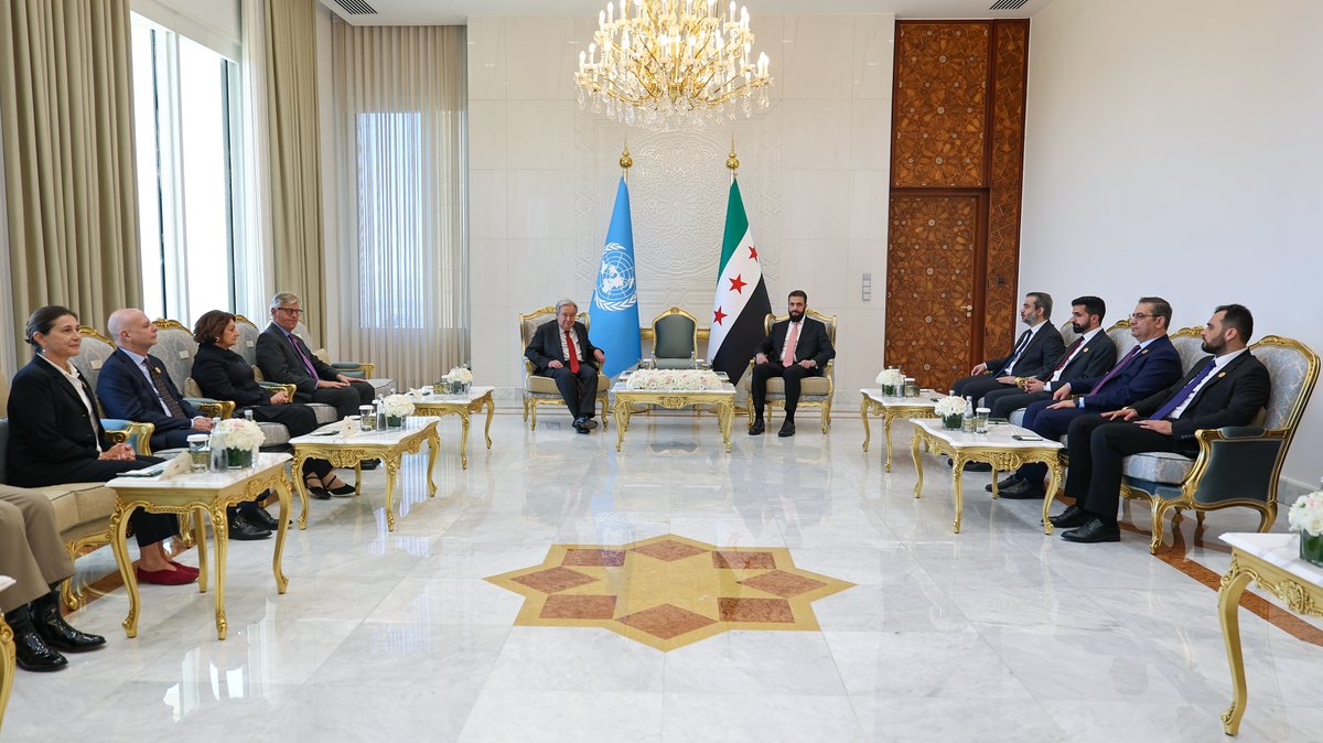 SyPresidency's tweet photo. استقبل السيد الرئيس أحمد الشرع اليوم في قصر الشعب بدمشق، الأمين العام للأمم المتحدة أنطونيو غوتيريش والوفد المرافق له، بحضور وزير الخارجية والمغتربين أسعد الشيباني، وعدد من المسؤولين المعنيين.

وجرى خلال اللقاء بحث سبل تعزيز التعاون بين الجمهورية العربية السورية والأمم المتحدة في المجالات الإنسانية والتنموية، إلى جانب دعم جهود التعافي المبكر وإعادة الإعمار، والتأكيد على احترام سيادة سوريا ووحدتها وسلامة أراضيها.

#رئاسة_الجمهورية_العربية_السورية