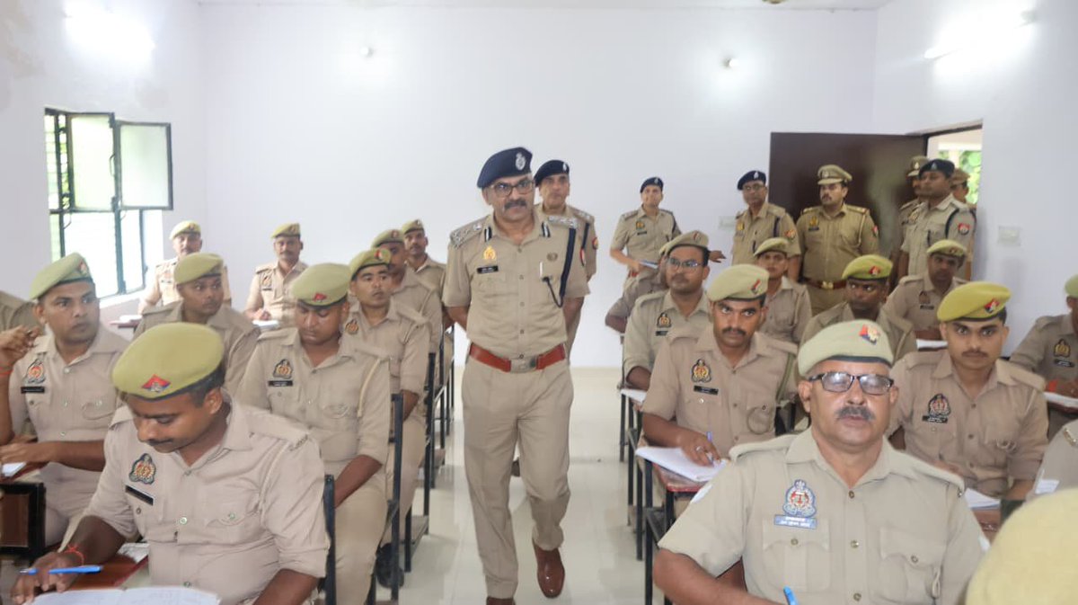 LkwDig49071's tweet photo. पुलिस उपमहानिरीक्षक  लखनऊ अनुभाग श्री किरीट राठोड (आईपीएस) ने 11वीं वाहिनी पीएसी, सीतापुर का अर्धवार्षिक निरीक्षण दिनांक 24 जुलाई, 2026 को किया। निरीक्षण के दौरान महोदय ने वाहिनी परिसर में एमटी शाखा, प्रधान लिपिक कार्यालय, आंकिक शाखा एवं विभिन्न शाखाओं का भ्रमण कर  निरीक्षण किया। https://t.co/Ktxhlqxh40