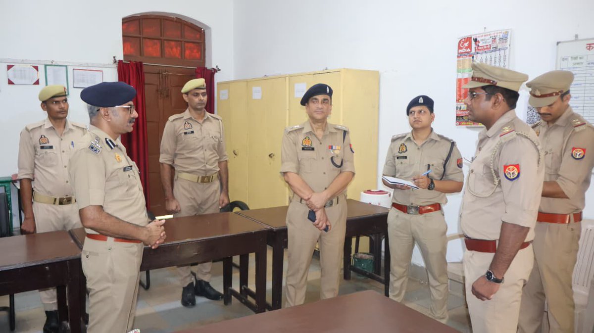 LkwDig49071's tweet photo. पुलिस उपमहानिरीक्षक  लखनऊ अनुभाग श्री किरीट राठोड (आईपीएस) ने 11वीं वाहिनी पीएसी, सीतापुर का अर्धवार्षिक निरीक्षण दिनांक 24 जुलाई, 2026 को किया। निरीक्षण के दौरान महोदय ने वाहिनी परिसर में एमटी शाखा, प्रधान लिपिक कार्यालय, आंकिक शाखा एवं विभिन्न शाखाओं का भ्रमण कर  निरीक्षण किया। https://t.co/Ktxhlqxh40
