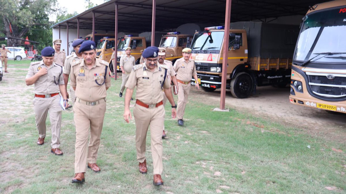 LkwDig49071's tweet photo. पुलिस उपमहानिरीक्षक  लखनऊ अनुभाग श्री किरीट राठोड (आईपीएस) ने 11वीं वाहिनी पीएसी, सीतापुर का अर्धवार्षिक निरीक्षण दिनांक 24 जुलाई, 2026 को किया। निरीक्षण के दौरान महोदय ने वाहिनी परिसर में एमटी शाखा, प्रधान लिपिक कार्यालय, आंकिक शाखा एवं विभिन्न शाखाओं का भ्रमण कर  निरीक्षण किया। https://t.co/Ktxhlqxh40