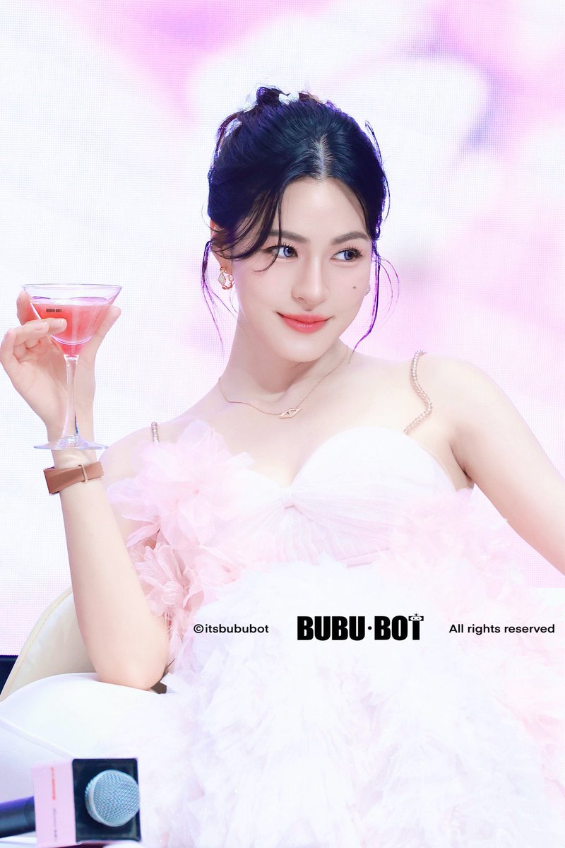 LingOrm_BH's tweet photo. จริตพี่สาวคนสวยขามากกกกก 🥰🫠

LINGLING X KUSTIE BRAND
#LinglingKwongXKustieBrand
#หลิงหลิงคอง
#LinglingKwong https://t.co/awn1cCGVfi