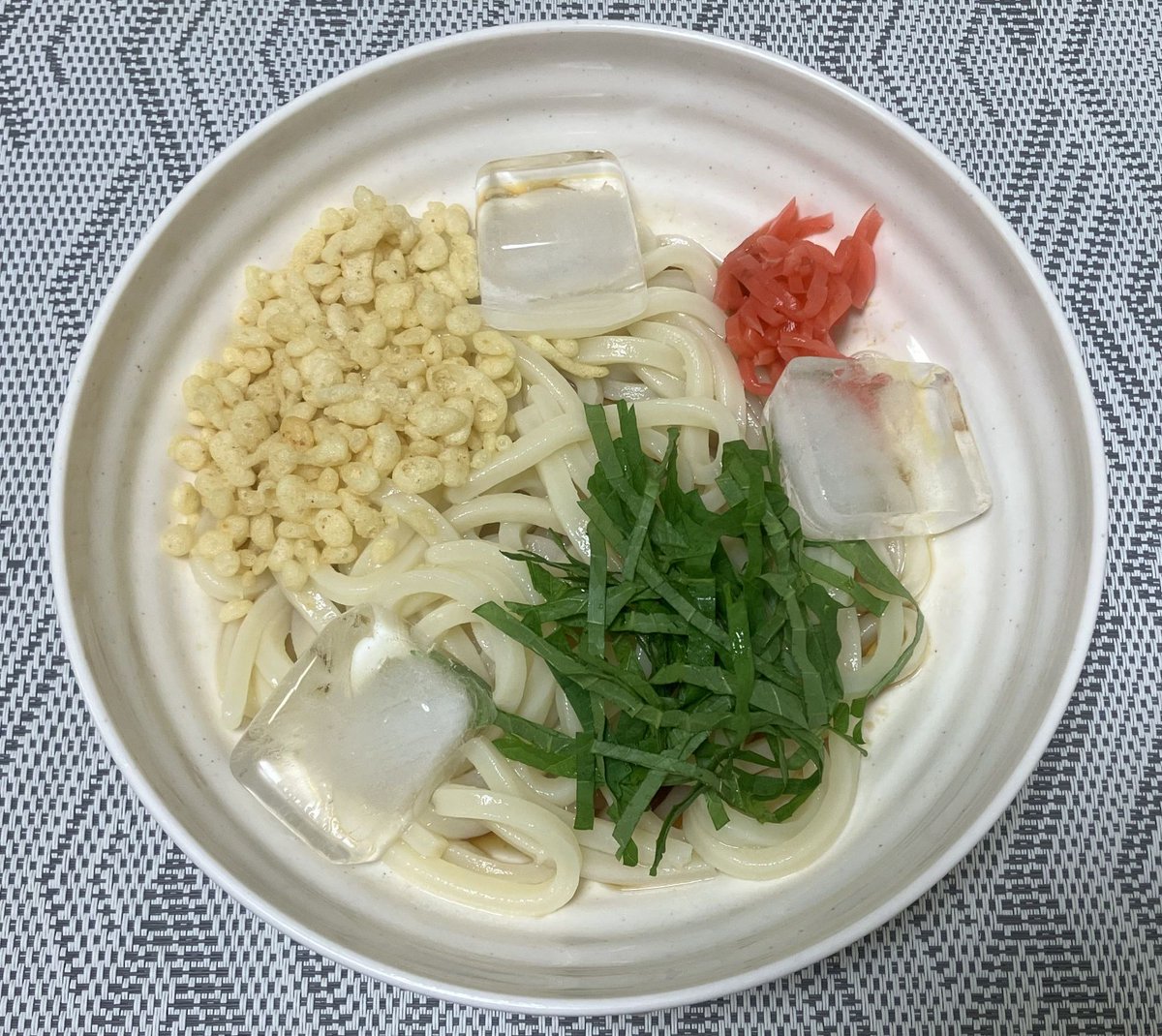 arnvalmkx's tweet photo. 余りに暑くて食欲なし＆ご飯を炊くタイミングを逸したので、今日は手抜き冷やしうどん。
ぽん酢とごま油ベースですね。あとはベランダから大葉を何枚か拝借。 https://t.co/ySU7cWSukE