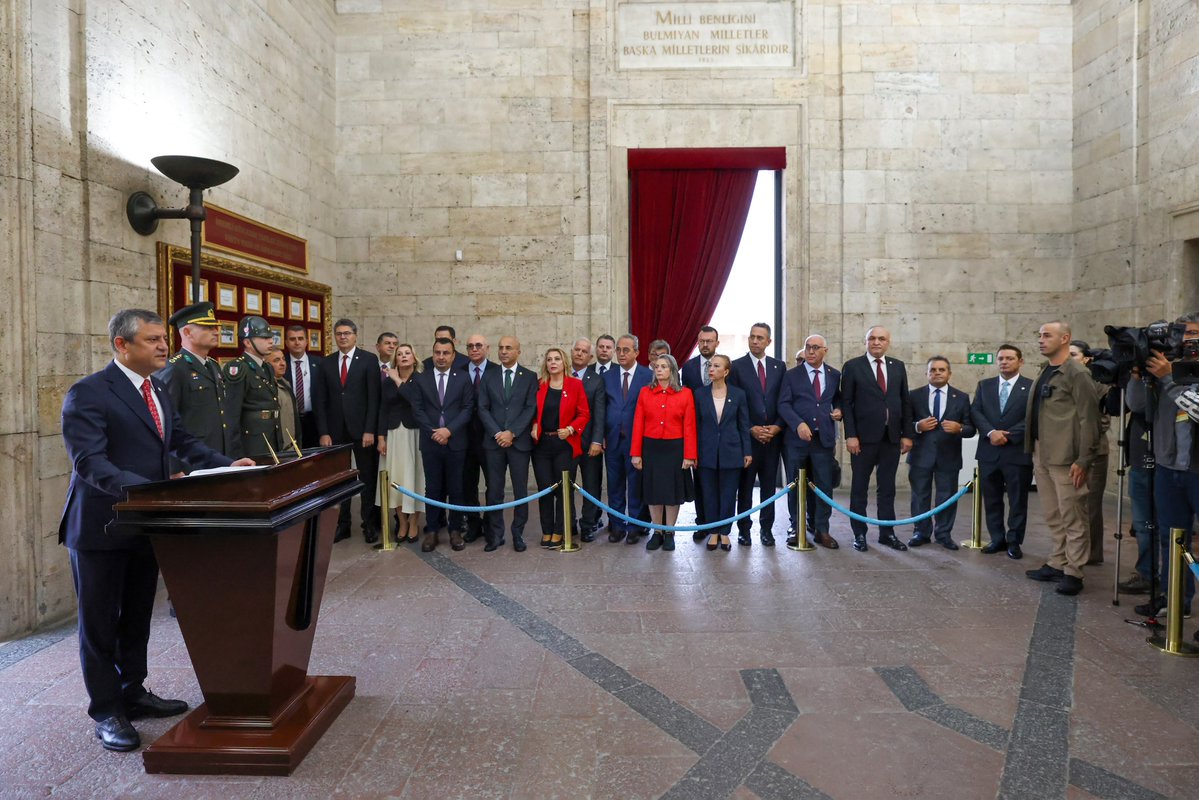 eczozgurozel's tweet photo. Yürüyüşümüzün ilk sözü Gazi Mustafa Kemal Atatürk’e ve Cumhuriyetimizedir.

Egemenliği yeniden milletin yapacağız.

Hukuku yeniden devletin temeli yapacağız.

Umudu yeniden bu ülkenin en güçlü duygusu yapacağız.

Milletin açtığı yoldan sapmayacağız! https://t.co/51r54hsX29