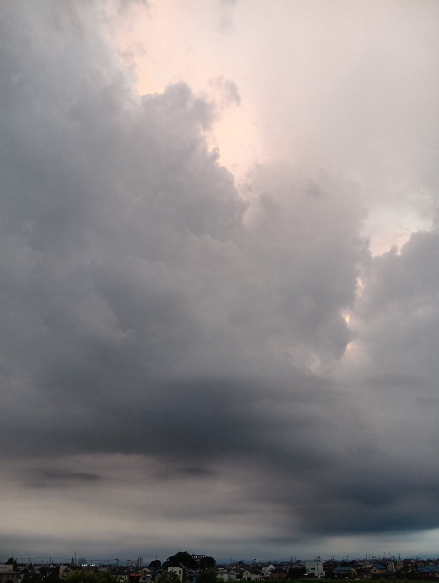 _mike3156's tweet photo. 空の色がおかしい
写真だとこんなのだけど、実際は変に明るくてピンクっぽい https://t.co/y4f98yP9Y3