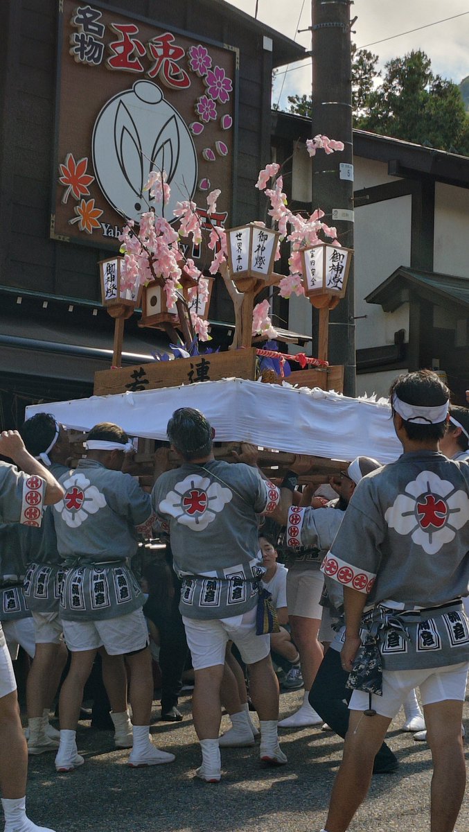 mup34962's tweet photo. 弥彦神社の伝統のお祭り「弥彦燈籠まつり」昼間の燈籠押し、お囃子も音頭も活気があって最高でした☀️⛩️🏮🔥　#弥彦神社 https://t.co/6tLLkVkr9v