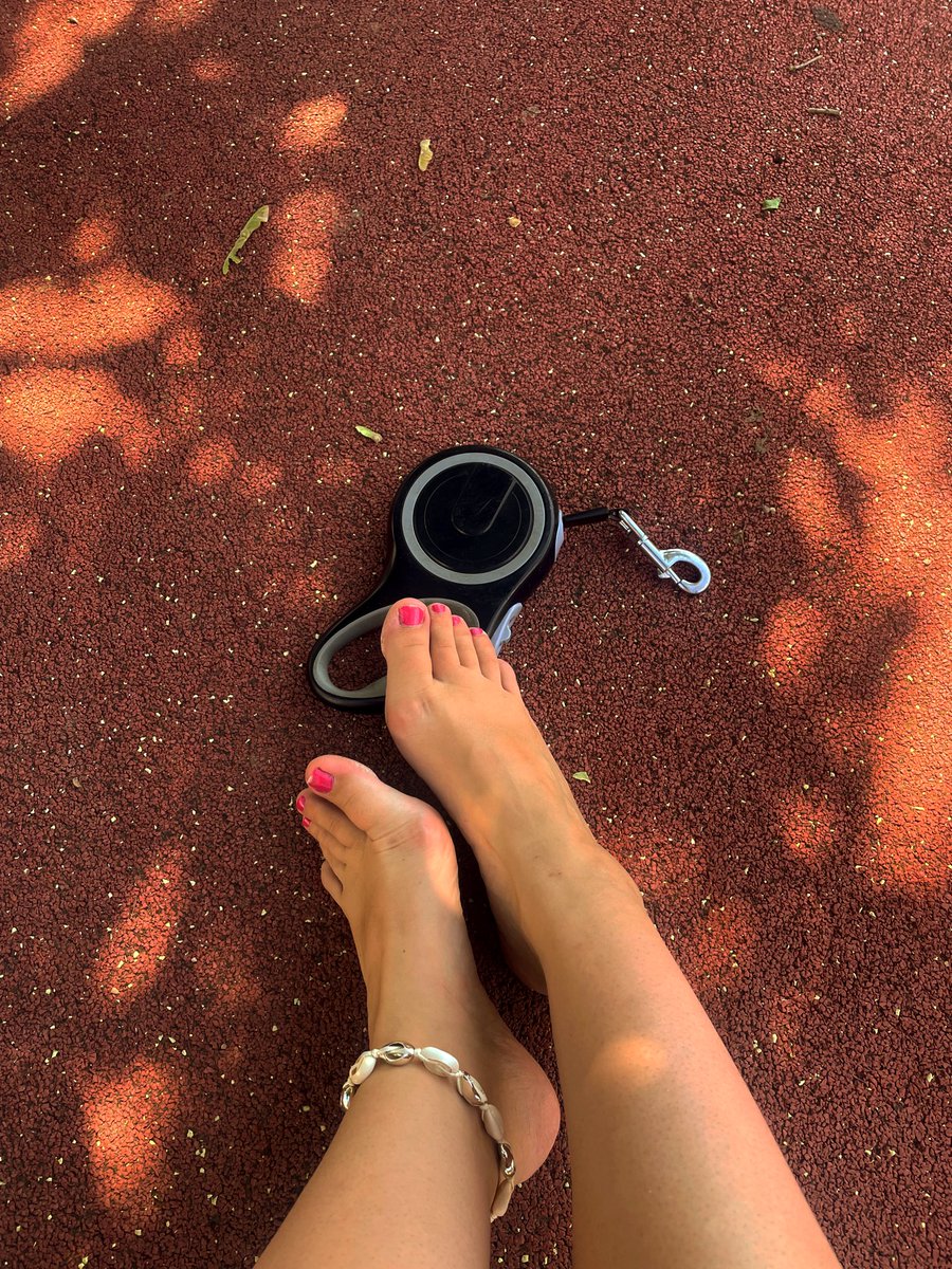 damelisa6's tweet photo. À mes pieds aujourd’hui. Comme tous les jours. Le reste est un détail. https://t.co/Nv6b6wWRwz