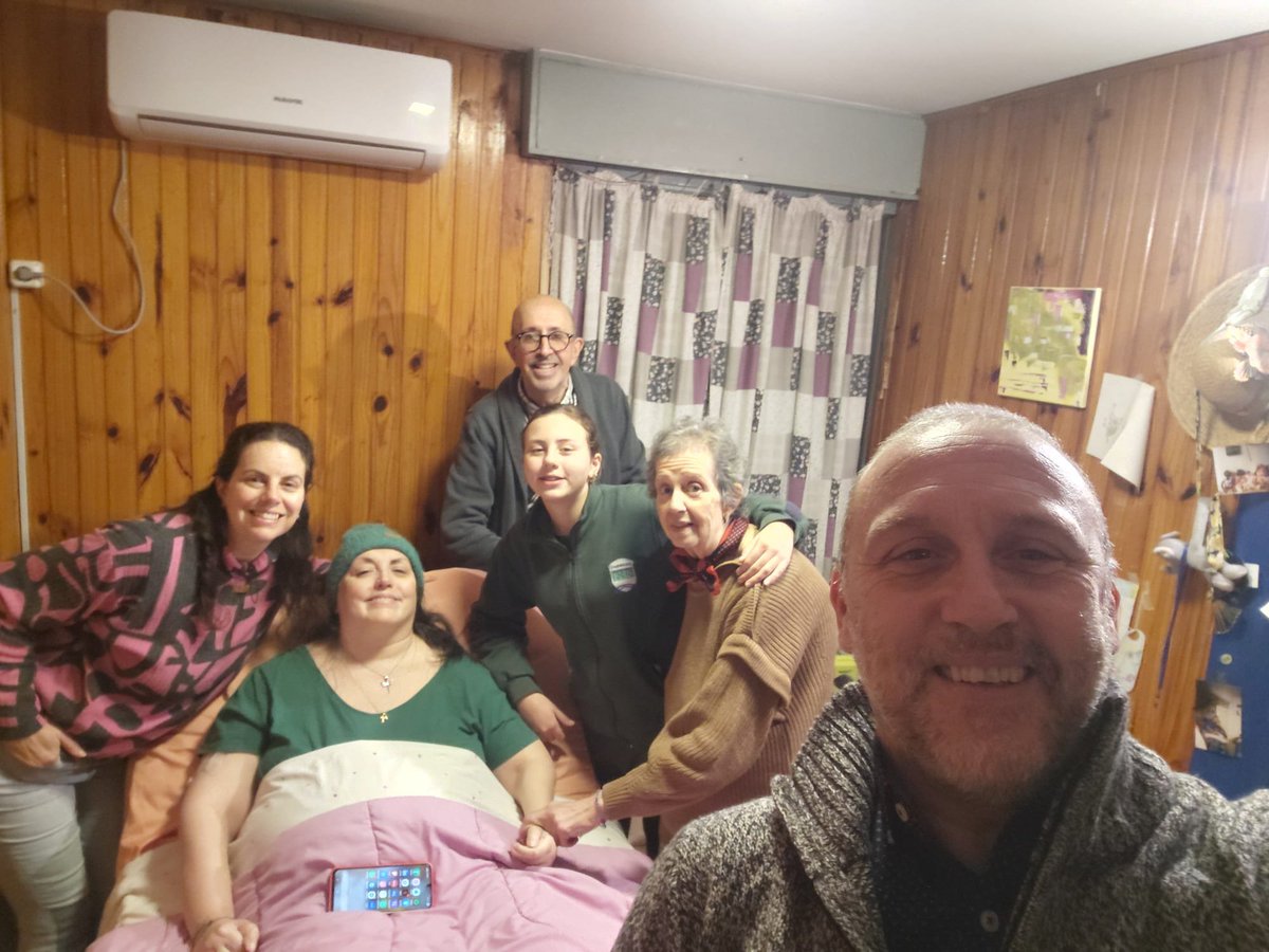 dieva_larrosa's tweet photo. Más de medio siglo de mi existencia terrenal. Muy a pesar de todos los dolores, en mi caso la vida siempre puede más. 52 and counting folks! https://t.co/rsJxiVq224