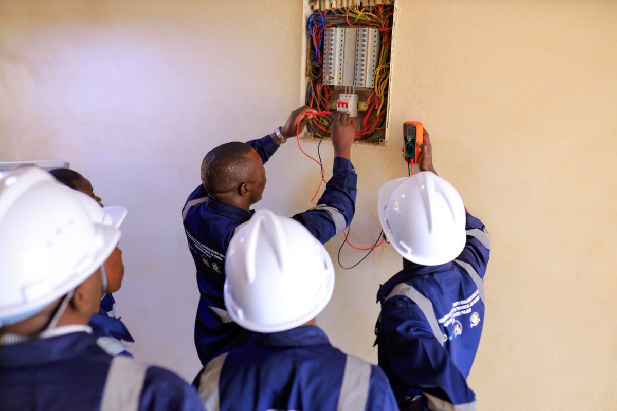 mubsnews's tweet photo. Building competence through practical learning. Trainees applying electrical wiring and solar system installation skills as part of the hands-on solar training at @nvt_college hence gaining real-world experience
@IDRC_CRDI @POkwir
@aarakitslyvia @NREP_Uganda 
@MEMD_Uganda @POkwi https://t.co/KkwEJXTwnm