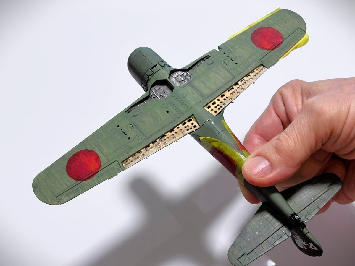 Leonco_Uncini's tweet photo. タミヤの1/48 疾風(（はやて）を作っています
日の丸🔴の筆塗り🖌
なんだかやっぱりグチャグチャなるけれど🙄
ま、それはそれで味になるのかなぁ？とw
続きをがんばります💦
#プラモデル https://t.co/BclBY5RVhD