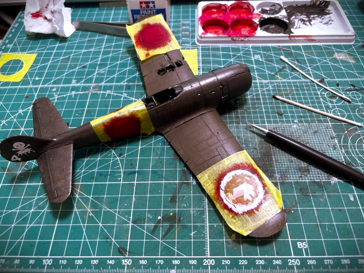Leonco_Uncini's tweet photo. タミヤの1/48 疾風(（はやて）を作っています
日の丸🔴の筆塗り🖌
なんだかやっぱりグチャグチャなるけれど🙄
ま、それはそれで味になるのかなぁ？とw
続きをがんばります💦
#プラモデル https://t.co/BclBY5RVhD