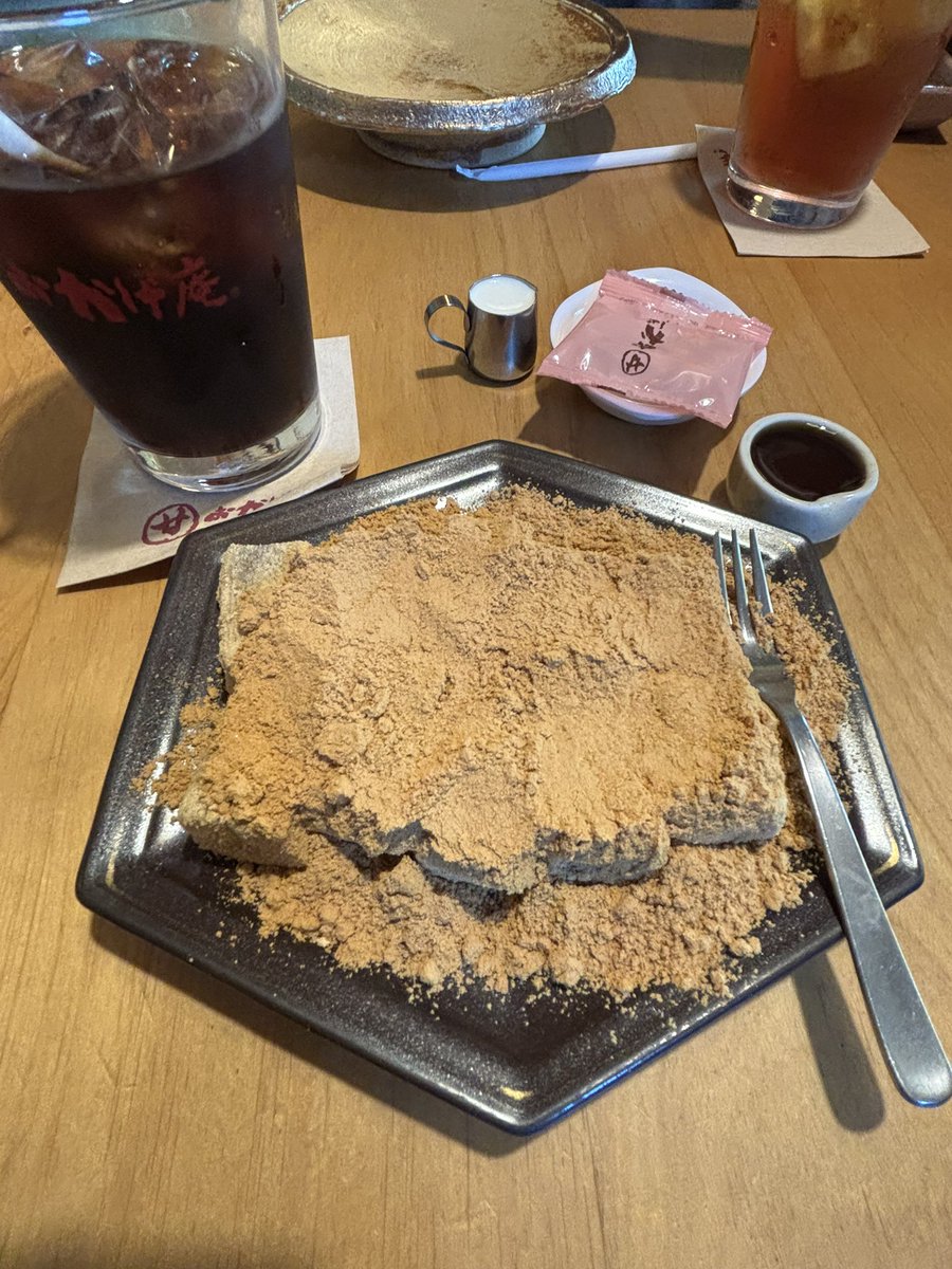 asuryuto's tweet photo. 本当にわらび餅大好き。コーヒーと合う。
これに黒蜜をかける派？皆はどうだい？ https://t.co/4b3FfW6h47