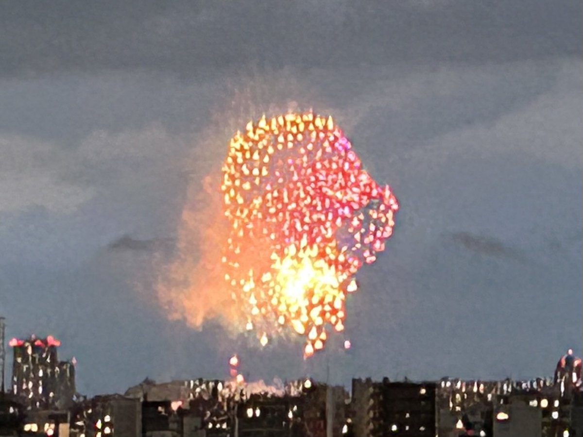akira_st's tweet photo. もしかして今日のスカイツリーは控えめなライトアップにしてる？
しかし花火の写真って上手く撮れない https://t.co/ewhqcLTEgB