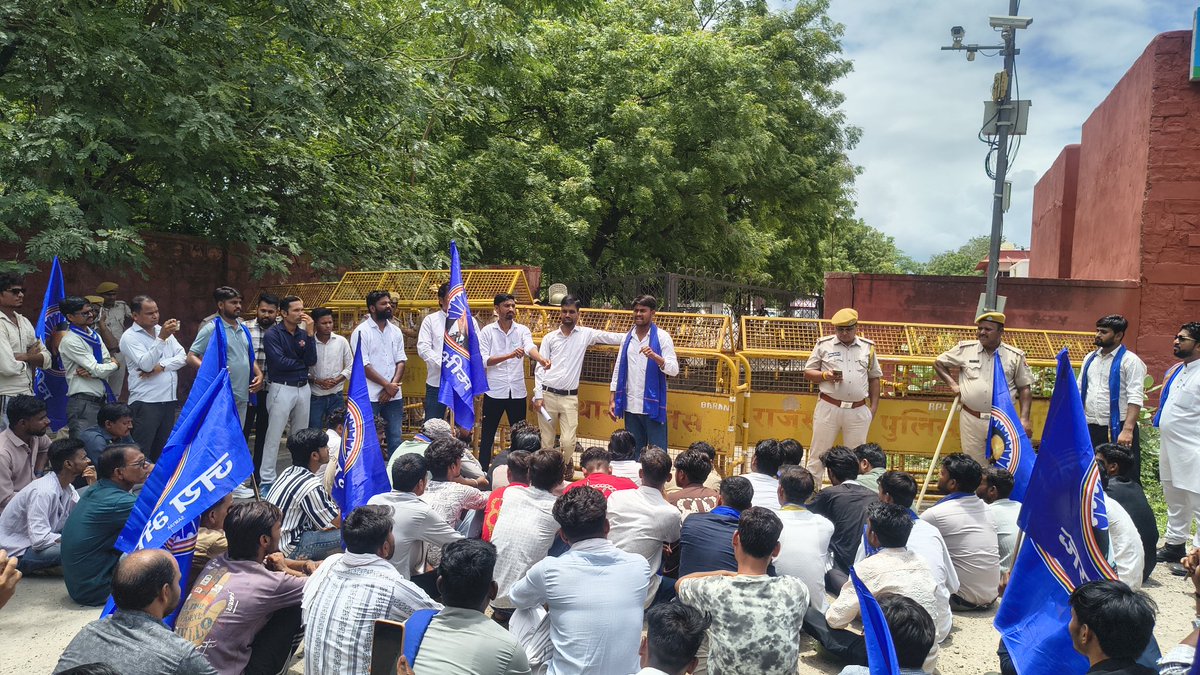 Tanvi619's tweet photo. पेपर लीक व छात्र हितों के मुद्दों सहित केन्द्रीय शिक्षा मंत्री धर्मेंद्र प्रधान के इस्तीफे की मांग को लेकर भीम आर्मी- आजाद समाज पार्टी जिला बारां द्वारा जिला मुख्यालय बारां पर "विशाल प्रदर्शन" कर राष्ट्रपति के नाम ज्ञापन सौंपा!
Anil Kumar Dhenwal 
Jitendra Hatwal https://t.co/N8XlFxe1hn