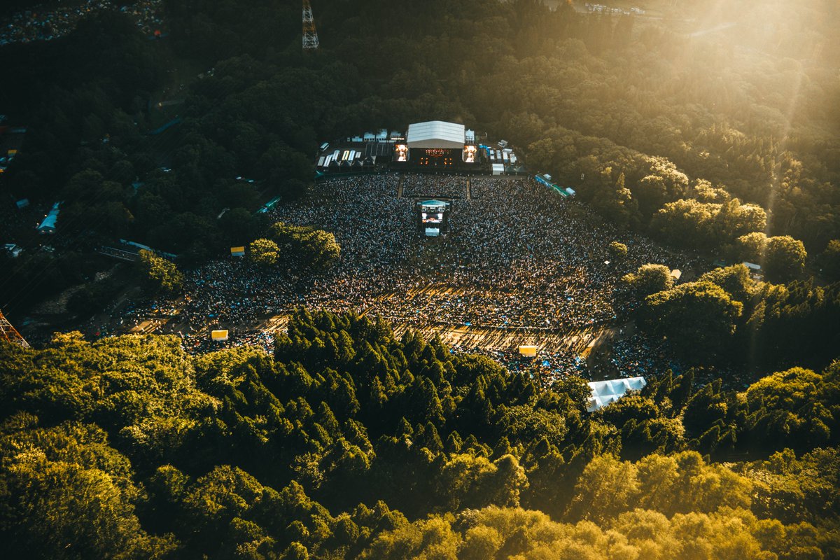 fujirock_jp's tweet photo. ｡ﾟ☀︎ ｡ﾟᴀꜰᴛᴇʀ ᴛʜᴇ ʀᴀɪɴ｡ﾟ☀︎ ｡ﾟ
ᴛʜᴇ ꜱᴜɴ ʙʀᴏᴋᴇ ᴛʜʀᴏᴜɢʜ ᴀᴛ ɢʀᴇᴇɴ ꜱᴛᴀɢᴇ.🌿

#フジロック #fujirock https://t.co/auaVbq3waT