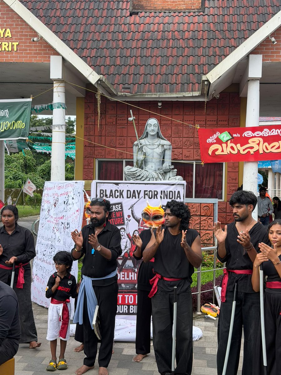 24TimeMedia's tweet photo. .
ജന്തർ മന്തറിലെ സമരം, പിന്തുണച്ച്,അപ്പാനി ശരത്, സർവ്വകലാശാലയുടെ മുന്നിൽ തെരുവ് നാടകം നടത്തി.

കൊച്ചി:
ഡൽഹിയിലെ സി.ജെ.പി. സമരത്തെ പിന്തുണച്ച് നടൻ അപ്പാനി ശരത് വീണ്ടും.
താരം ജന്തർ മന്തറിലെ സമരത്തിന് ഐക്യദാർഡ്യം പ്രഖ്യാപിച്ച് പ്രതിഷേധ തെരുവ് നാടകം നടത്തി. കഴിഞ്ഞ ദിവസം ഈ വിഷയത്തിൽ https://t.co/4PKzyrHh1Q