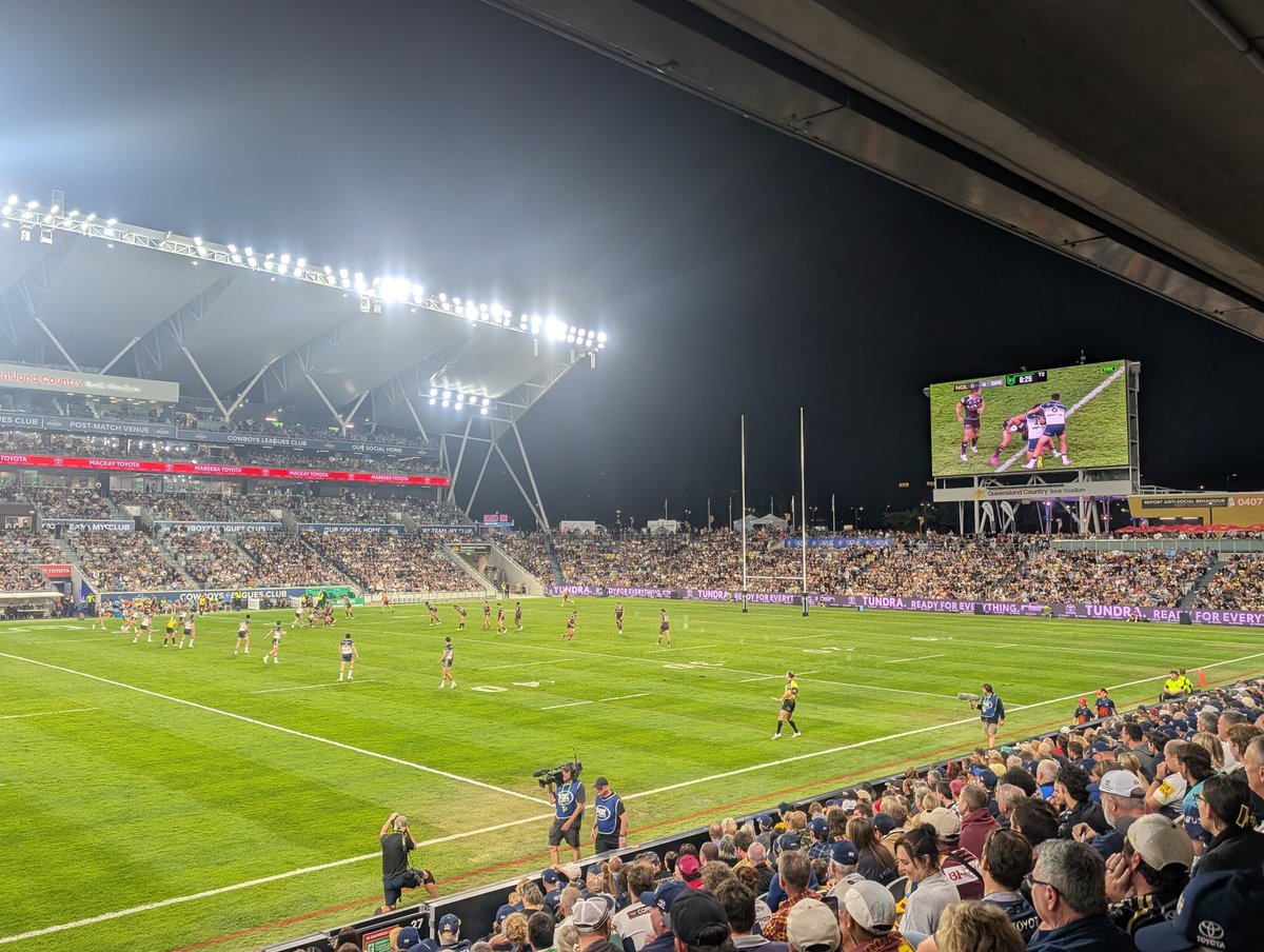 jeromygride's tweet photo. Beautiful night for QLD derby!
#NRLCowboysBroncos https://t.co/yOoXXPPm1G