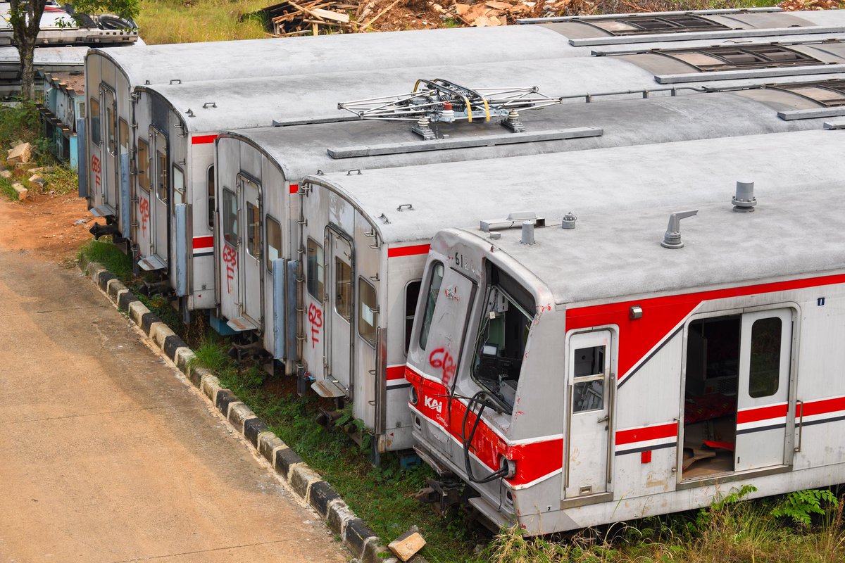 shironasu_79's tweet photo. KCIの廃車の山
こうして鉄道車両が高く積み上がっているのはとてもワイルドな景色でした。
乗車した事のある車両がこうして解体待ちになっているのは寂しいですね、、
そして事故当該の6024､6024の姿も
事故の衝撃が伝わってきました。
203系､6000系､05系がずらりと https://t.co/emNNkKB7hd
