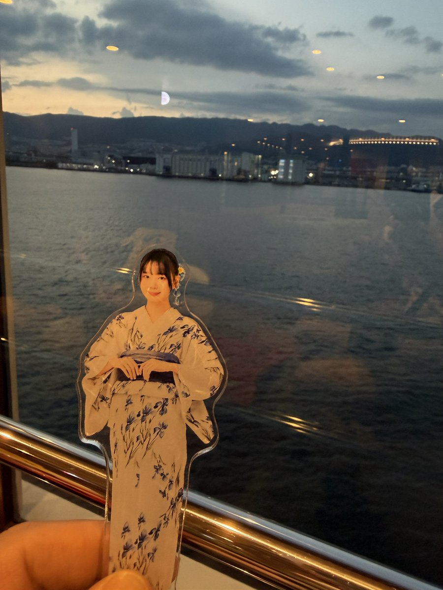 HaTetsu211's tweet photo. 明日の現劇場での目撃者最終公演に向けて、神戸港からフェリーで向かいます。
鈴雅ちゃんが楽しく公演を終えられることを祈って乾杯🍻
#梁瀬鈴雅　ちゃん https://t.co/ahIV7IbVWM