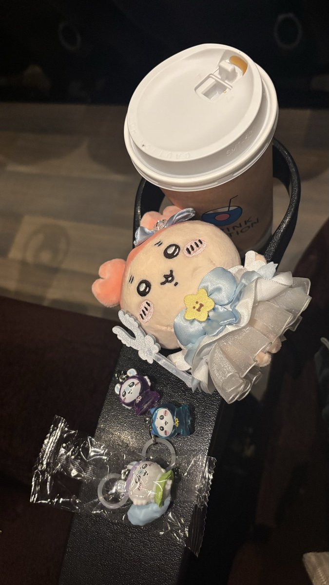 usagineko42's tweet photo. ちいかわの映画みんなホラーホラー言ってて誇張だと思ってたけどちゃんと怖くて泣いた🥺
入場特典モモンガだった
古本屋欲しい！
#ちいかわ 
#映画館でちいかわ https://t.co/n1xhW46nXl