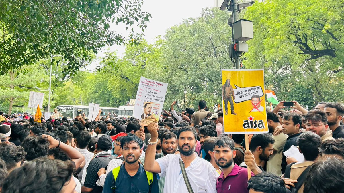 jitukatara1994's tweet photo. सरकार झुकती नहीं, झुकाने वाला चाहिए..

देश के छात्रो के साथ हुए अन्याय अत्याचार के बाद लम्बी लड़ाई के बाद बहुत बड़े आंदोलन के बाद केंद्रीय शिक्षा मंत्री धमेंद्र प्रधान ने झुककर अपना इस्तीफ़ा देना पड़ा!
लड़ेंगे जीतेंगे!!
जय जोहार https://t.co/Ayy1b57nd9