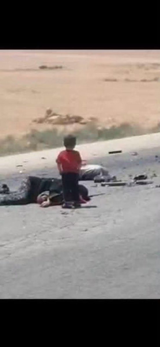 msallam19's tweet photo. يا الله كم مؤلم مشهد هذا الطفل يقف وحيدا مذهولا بعد أن سرق الموت منه ذويه في حادث مروري كارثي مروع على طريق الموت دير الزور دمشق https://t.co/L3JK7I9bkN