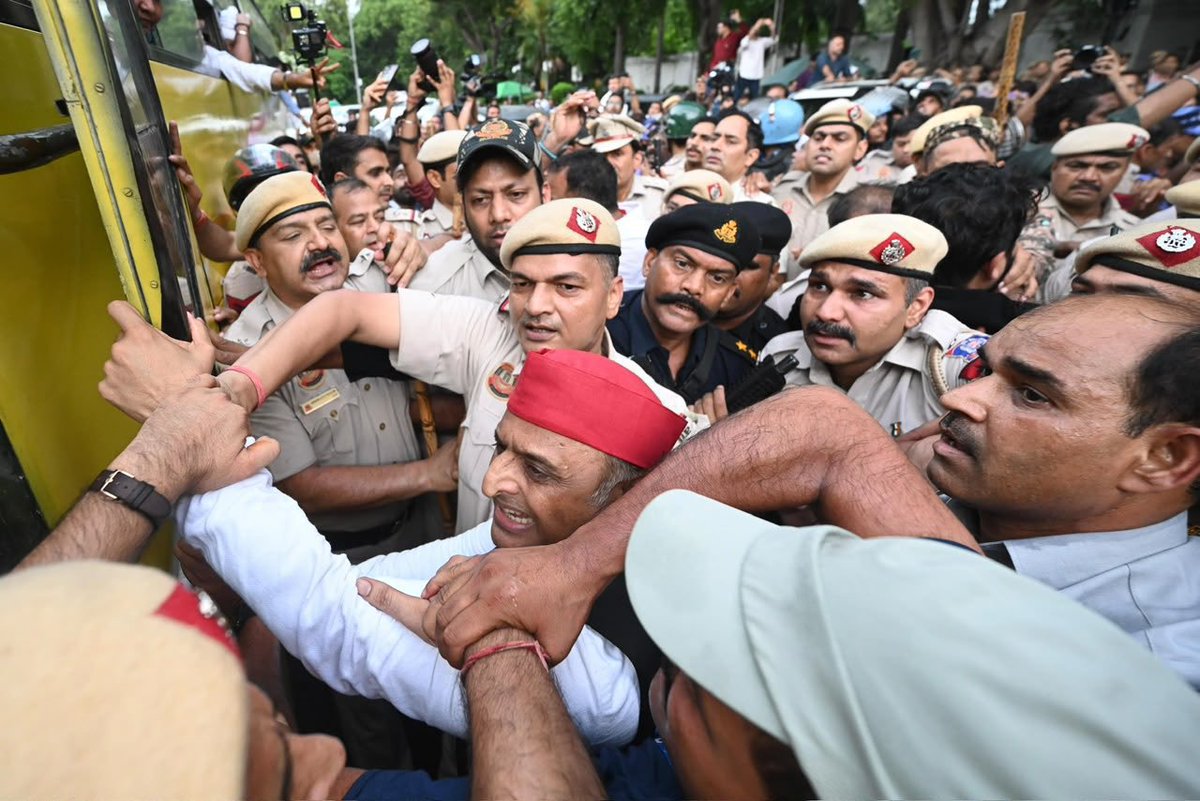 LutyensMediaIN's tweet photo. केंद्रीय मंत्री धर्मेंद्र प���रधान का इस्तीफा उसी दिन तय हो गया था जब नेता विपक्ष राहुल गांधी एवं सपा प्रमुख अखिलेश यादव ने पीएम आवास का घेराव किया था। 

नेता विपक्ष राहुल गांधी ने खुला ऐलान किया था कि बिना इस्तीफे की कोई चर्चा नहीं होगी। https://t.co/oQ3pWNJgpI