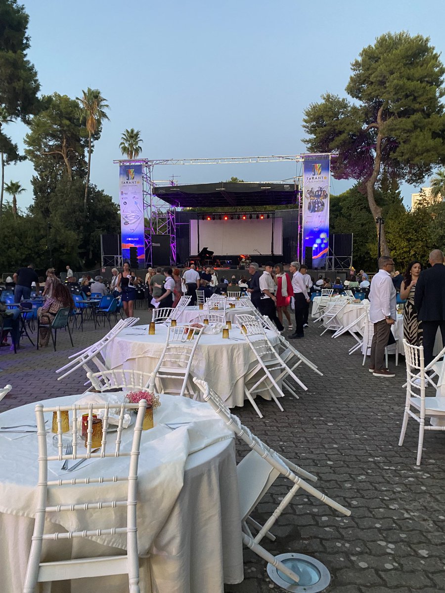 aboutsuspiria's tweet photo. Ieri sera, appena arrivata a un concerto jazz, l’atmosfera mi è sembrata la stessa solo che non c’era Zac Efron https://t.co/hMQyrHLL5u