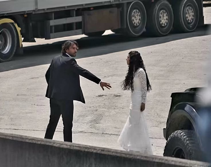 oylemi4444's tweet photo. adilin tır muhabbetinde esmeyi seçtigi ve eleninin masmalesef vefat ettigi ve biz doya doya esdil izlemeye devam edip bu malum güya genç ama yobaz kitleden kurtulduğumuz evren 😍😍 https://t.co/54Km4Wt8pm
