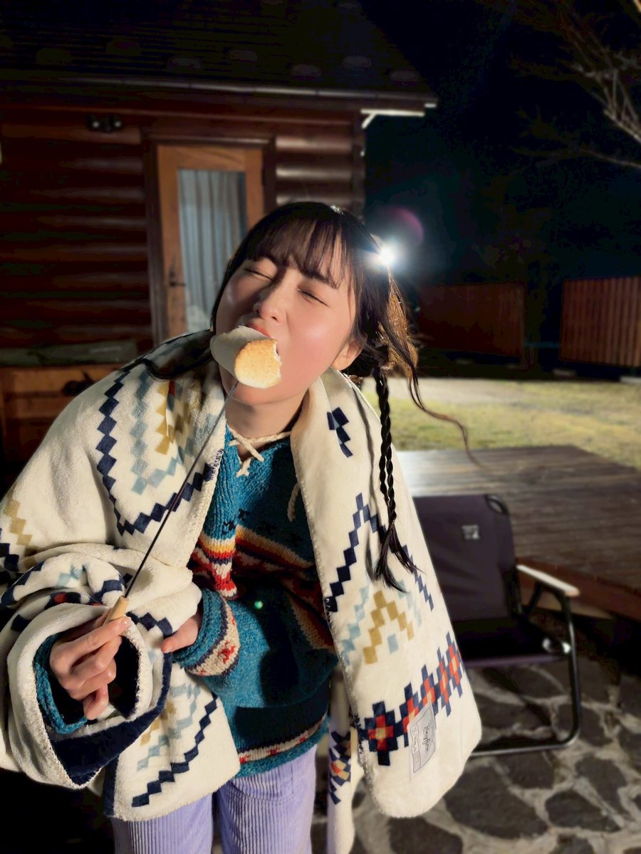kana_hanaiwa's tweet photo. 店舗特典のブロマイドが公開されました✨
巨大マシュマロ食べたよ🌸
#花岩香奈1st写真集 https://t.co/KeGdvPU1Jt