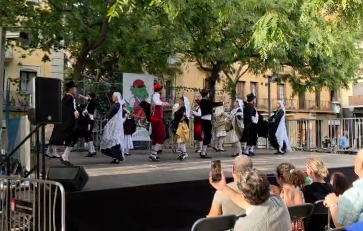 EsbartEudaldCom's tweet photo. Ahir divendres vam participar a l'#EspardenyuFolkFest de l'#Esbartrenaixença amb el nostre ballet de déu de Ribes de Freser. Moltes gràcies, amics del Poble-Sec, i fins la propera 🤩 https://t.co/s5ROXe7ggu