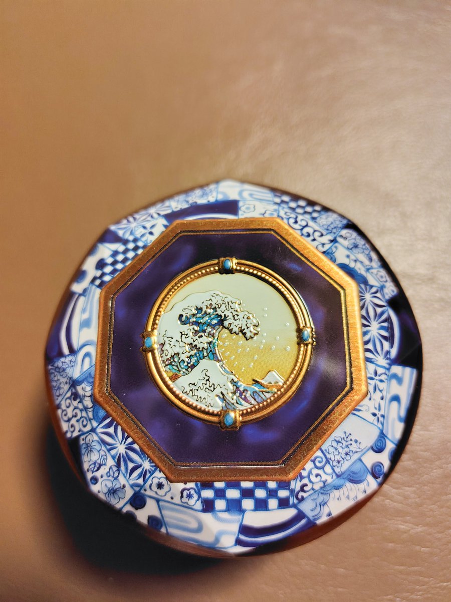 minerva_owl1's tweet photo. 今日は東京都美術館でやっている大英博物館日本美術コレクションの展覧会に行ったのですが、クッキー缶が日英の文化を融合したようなデザインになっていて、めちゃくちゃ良かったです！
これで価格は1620円。安すぎる。 https://t.co/dpxTD4TcU1