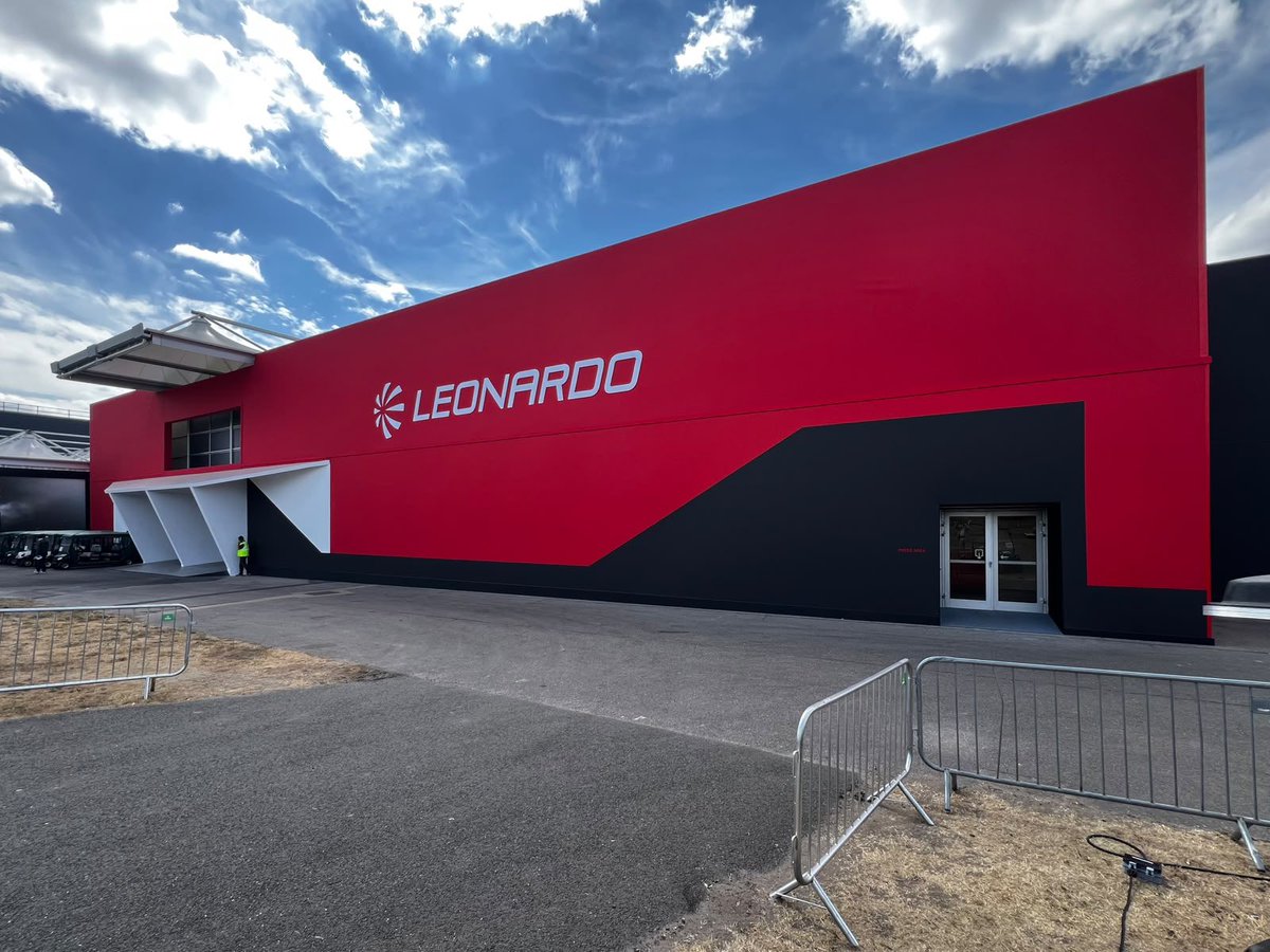 f_lucentini's tweet photo. Si è conclusa un’edizione storica del #FarnboroughAirshow2026 per Villani&Co: abbiamo ideato, progettato e realizzato in contemporanea due chalet per Leonardo e ATR. Una sfida vinta grazie a un team straordinario, ai nostri clienti e ai fornitori che ci hanno accompagnato in questo percorso. Un altro importante traguardo raggiunto. Ora guardiamo avanti, verso le prossime sfide. 🚀✈️

#FIA2026 #VillaniAndCo #TeamWork #EventDesign #ExhibitionDesign #Leonardo #ATR #Aerospace