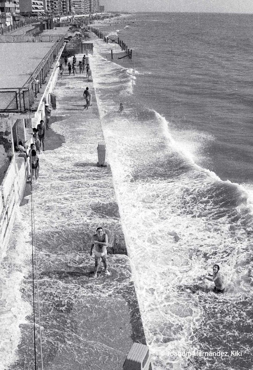 kikifotografo's tweet photo. Así era la marea de Santiago en 1984. Sin IA. 
Fotografía incluida en mi libro,  𝐌𝐞𝐦𝐨𝐫𝐢𝐚 𝐝𝐞 𝐮𝐧 𝐟𝐨𝐭𝐨𝐠𝐫𝐚𝐟𝐨. https://t.co/u9lKWm6fPh