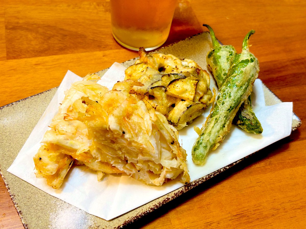 moomin_tororo's tweet photo. 昨日は天ぷらの日だったらしいので…
今日の晩ごはんは白えびと新玉ねぎのかき揚げ、穴子と茄子のつまみ揚げ、ししとうの天ぷらよ〜🍤🧅🐟🍆🫑🍺 https://t.co/1mWHtoW0Dh