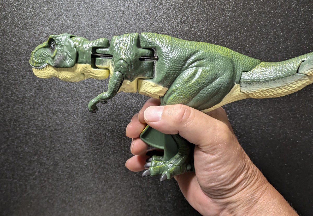 mokeidaisukisol's tweet photo. ティラノサウルスのオモチャを改造してＡＬＩＥＮのチェストバスターを作りました♪
血まるけの穴を開けたＴシャツから出して動かしたらおもろいかな♪
(^o^)

#ＡＬＩＥＮ https://t.co/ZZJQrbaS08