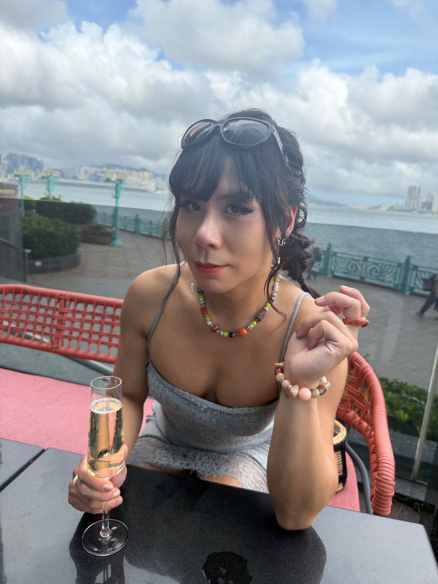 jinnybabybaby's tweet photo. Getting some bubbles before the severe typhoon 💨💨💨 and super hot now 🔥🔥🔥😭😭😭
#staysafe #hktyphoon #hothothot🔥 #hkfoodieblogger https://t.co/djU7q5EMYT