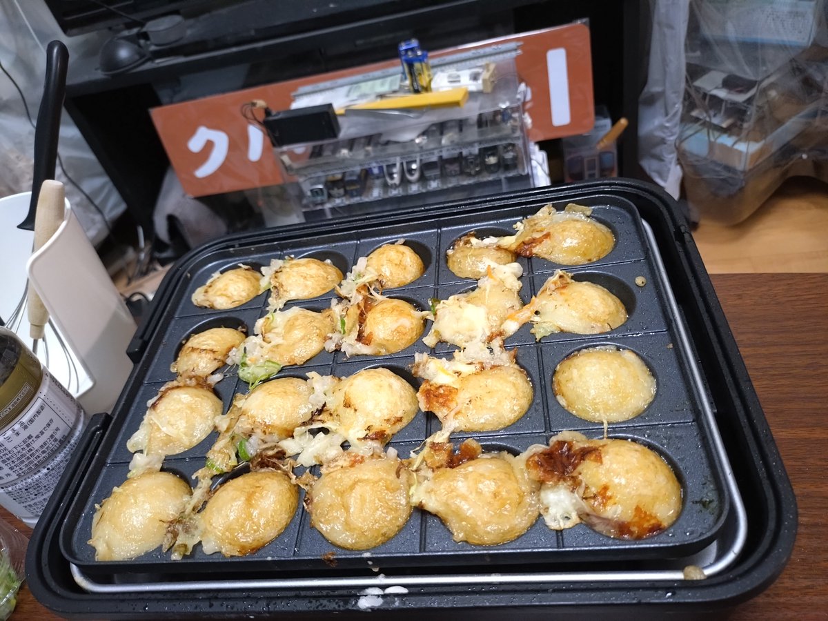 yuruuna's tweet photo. たこ焼き焼きながら天神祭😋 https://t.co/zcVkqVwKpN