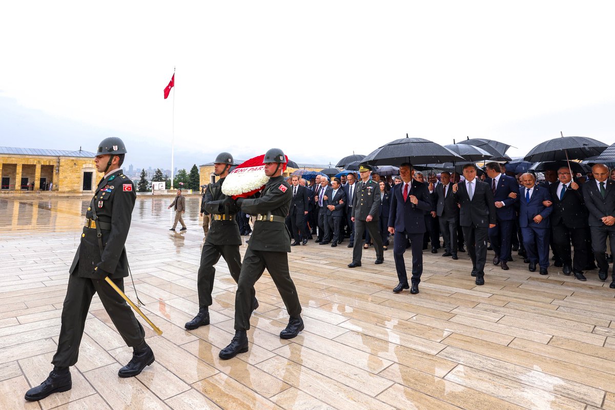 ttaskinozer's tweet photo. Genel Başkanımız Sayın Özgür Özel, Kurucular Kurulumuz ve yol arkadaşlarımızla birlikte YENİ Partimizin ilk ziyaretini Anıtkabir’e gerçekleştirdik.

Cumhuriyetimizin kurucusu, bağımsızlığımızın mimarı Gazi Mustafa Kemal Atatürk’ün huzurunda; bizlere emanet ettiği Cumhuriyet’i demokrasiyle taçlandırma, hukukun üstünlüğünü yeniden tesis etme ve millet egemenliğini eksiksiz biçimde hayata geçirme sözümüzü yineledik.

Bu yeni yürüyüşte pusulamız Atatürk’ün ilke ve devrimleri, tek güvencemiz milletimizin iradesidir.

Egemenliği yeniden milletin, hukuku yeniden devletin temeli, umudu yeniden bu ülkenin en güçlü duygusu yapacağız.

Yolumuz Cumhuriyet’in, istikametimiz milletin iktidarıdır.