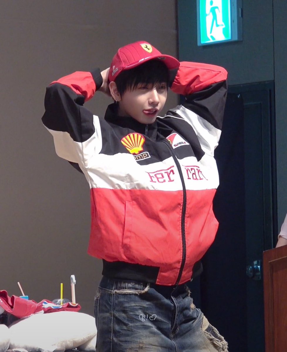 ilysmyungz's tweet photo. jaehyun mimicking woonhak’s single korea pose HAS ME CRYING https://t.co/eDf8qJ8pFp