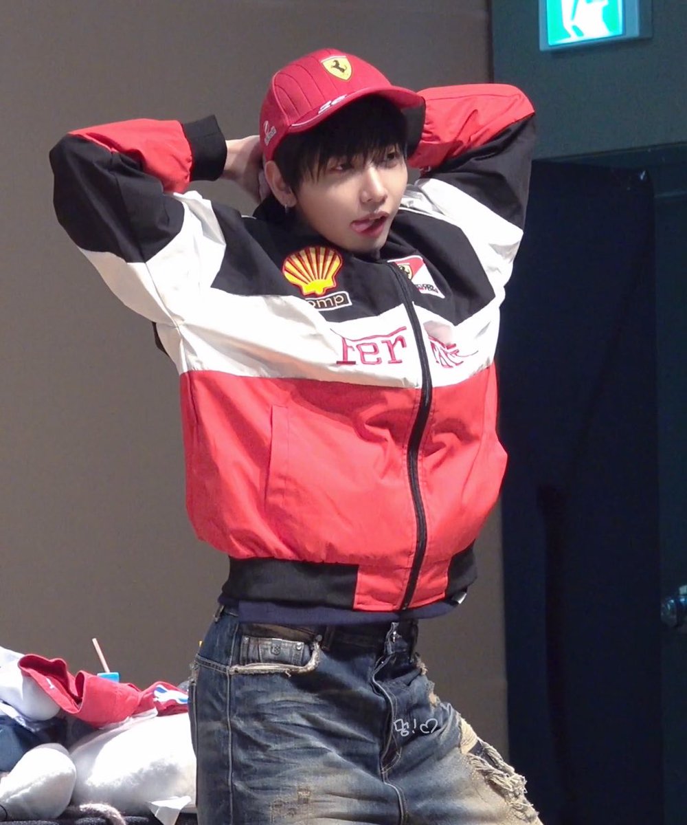 ilysmyungz's tweet photo. jaehyun mimicking woonhak’s single korea pose HAS ME CRYING https://t.co/eDf8qJ8pFp