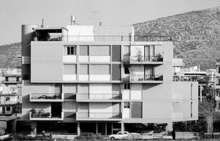 TRES60Blog's tweet photo. Edificio de apartamentos en Halandri, Atenas. Peoyectado y construido entre 1979-1980 por Tassos Biris.

#TassosBiris #arquitectura #arquitecturamoderna #movimientomoderno https://t.co/2xXJHWsMp8