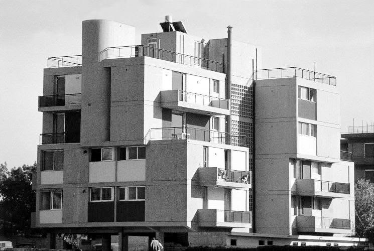 TRES60Blog's tweet photo. Edificio de apartamentos en Halandri, Atenas. Peoyectado y construido entre 1979-1980 por Tassos Biris.

#TassosBiris #arquitectura #arquitecturamoderna #movimientomoderno https://t.co/2xXJHWsMp8