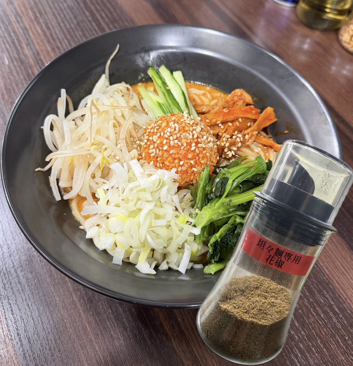 masan_38's tweet photo. 冷製担々麺には花椒をご用意してます！
お好みでどうぞ！刺激的な夏を！
#錦糸町
#家家家
#冷し担々麺
#夏季限定 https://t.co/hUqhFVkKg5