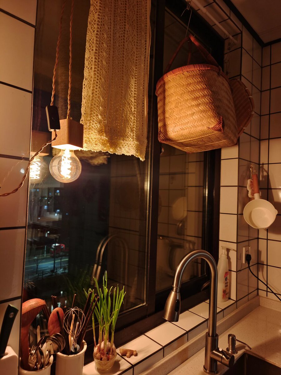 lyzryz's tweet photo. Tidying up the messy kitchen after dinner, finding that small but satisfying wins make even the tiring day feel warm. https://t.co/DKV0f1eTtg